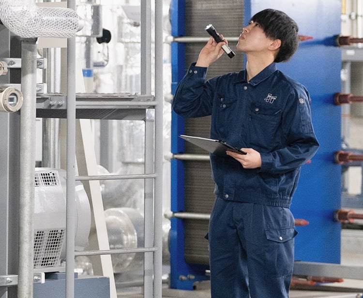 設備点検を行う社員の様子