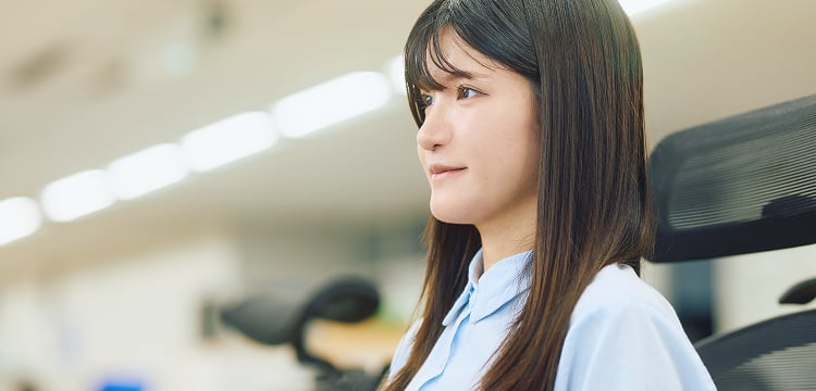 女性社員が前を向いて話す様子