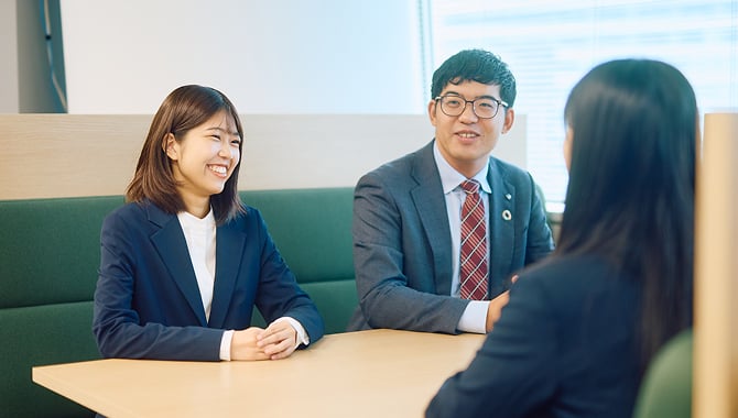 社員が談笑している福利厚生の様子