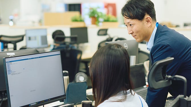 研修を受ける社員と講師の写真