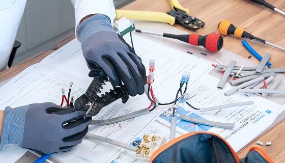 配線作業の練習に取り組む様子