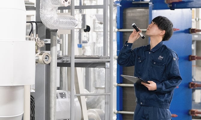 設備エンジニアとして働く男性社員