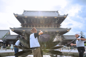 東本願寺の池清掃ボランティア活動｜協栄ビル管理株式会社による社会貢献・環境保全の取り組み
