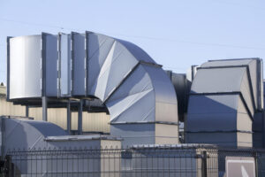 マンション共用部の省エネ事例｜駐車場給排気ファンのインバータ制御で電気代を削減